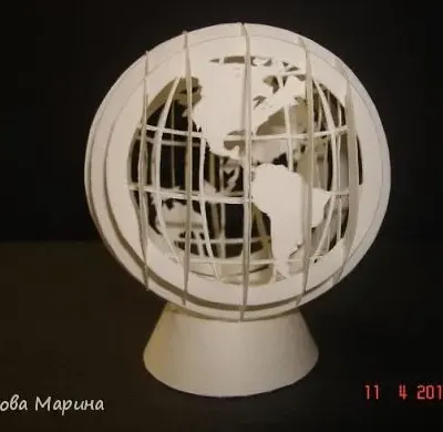 Глобус выполненный в технике Jenigami, автор — Марина Волкова