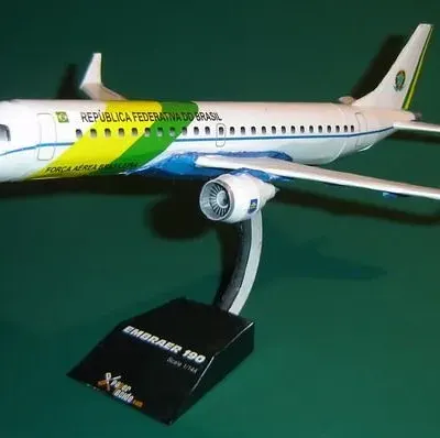 Бумажная модель Самолет Embraer 190