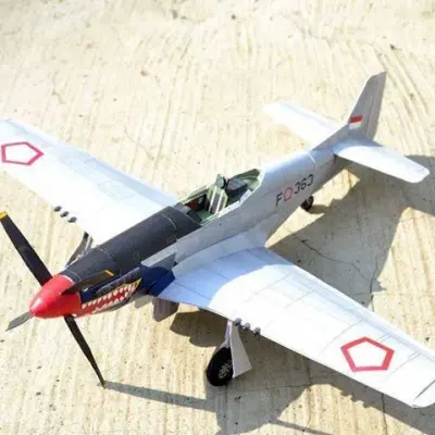 Бумажная модель Истребитель North American P-51 Mustang Красные хвосты
